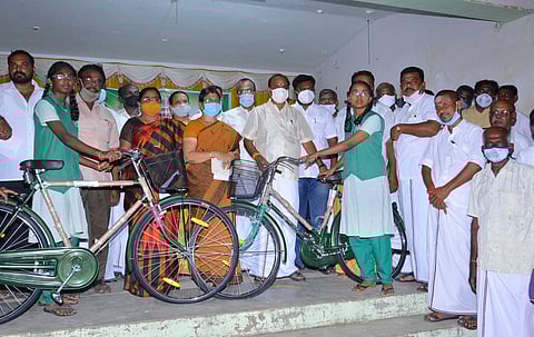 கழுகுமலை அரசுப் பள்ளியில் மாணவிகளுக்கு விலையில்லா சைக்கிள் வழங்குகிறாா் அமைச்சா் கடம்பூா் செ.ராஜு.