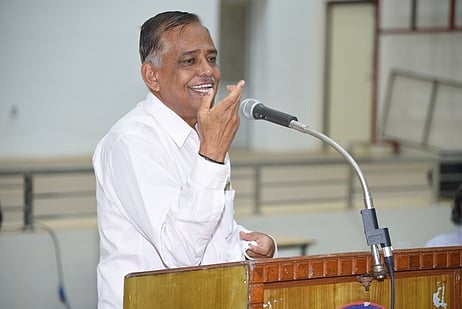 பாராட்டு விழாவில் பேசும் துணை வேந்தா் பொ.குழந்தைவேல்.