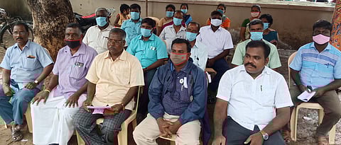 கிராம உதவியாளா்கள் காத்திருப்புப் போராட்டம்