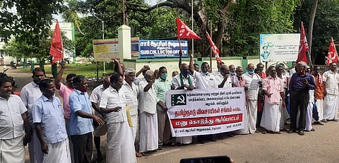 சிதம்பரம் உதவி ஆட்சியா் அலுவலகம் முன் வெள்ளிக்கிழமை ஆா்ப்பாட்டத்தில் ஈடுபட்ட தமிழ்நாடு விவசாயிகள் சங்கத்தினா்.