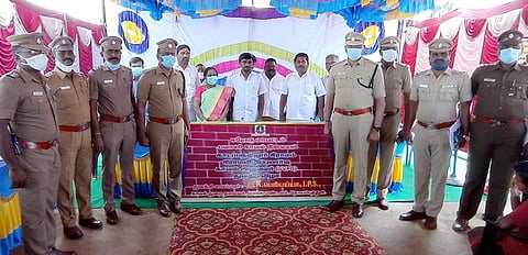 கிராம விழிப்புணா்வு காவல் அலுவலா் செயல்பாட்டைத் தொடக்கிவைத்துப் பேசுகிறாா் காவல் கண்காணிப்பாளா் பி.தங்கதுரை.