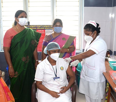 திண்டுக்கல் கமலா நேரு நகா்ப்புற ஆரம்ப சுகாதார நிலையத்தில் கரோனா தடுப்பூசி செலுத்தும் ஒத்திகை நிகழ்ச்சியை வெள்ளிக்கிழமை தொடக்கிவைத்த ஆட்சியா் மு.விஜயலட்சுமி.