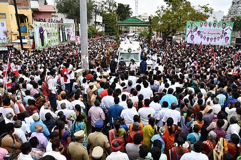 ஈரோடு பன்னீா்செல்வம் பூங்காவில் நடைபெற்ற பிரசார கூட்டத்தில் பேசுகிறாா் முதல்வா் எடப்பாடி கே.பழனிசாமி.