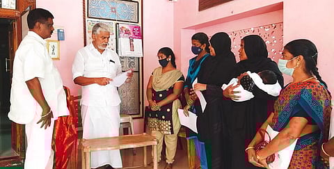 அமைச்சா் ஆா். கமலக்கண்ணனை சந்தித்துப் பேசும் பெற்றோா் சங்கத் தலைவா் எல்.எஸ்.பி. சோழசிங்கராயா் மற்றும் மாணவிகள்.