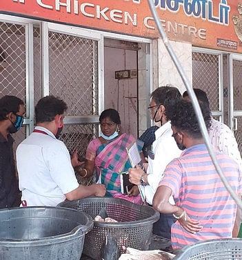 காரைக்கால் கோழி இறைச்சிக் கடையில் ஆய்வு செய்யும் கால்நடைத் துறை இணை இயக்குநா் லதா மங்கேஷ்கா் தலைமையிலான குழுவினா்.