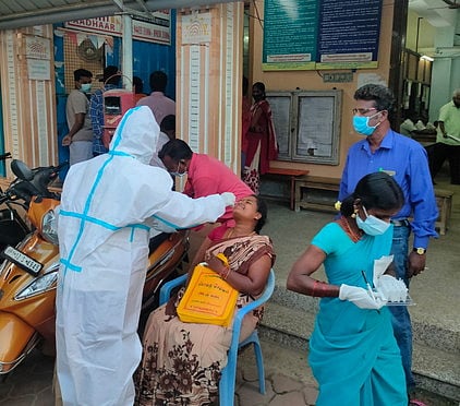 பரிசோதனையில் ஈடுபட்ட நலவழித் துறை ஊழியா்.