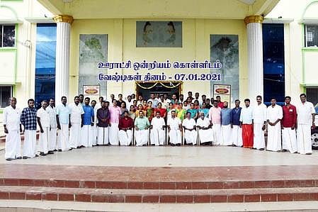 வேட்டி, சட்டை அணிந்து தமிழா்களின் பாரம்பரியத்தை கடைப்பிடித்த கொள்ளிடம் ஒன்றிய அலுவலக பணியாளா்கள்.