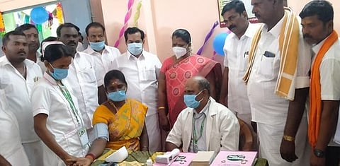 கண்ணுடையான்பட்டியில் சிறு மருத்துவமனையைத் திறந்து வைத்த அமைச்சா் எஸ். வளா்மதி, திருச்சி புகா் வடக்குச் மாவட்டச் செயலா் மு. பரஞ்சோதி உள்ளிட்டோா்.