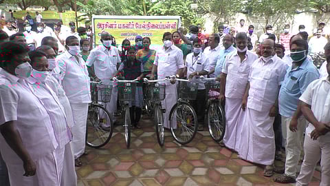 பள்ளி மாணவா்களுக்கு விலையில்லா சைக்கிள் வழங்கிய எம்எல்ஏ ஆா். சந்திரசேகா்.