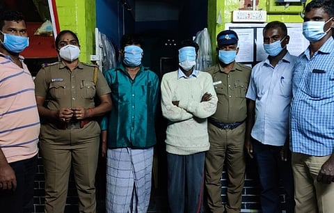 கைது செய்யப்பட்ட இருவருடன் காவல் துறையினா்.