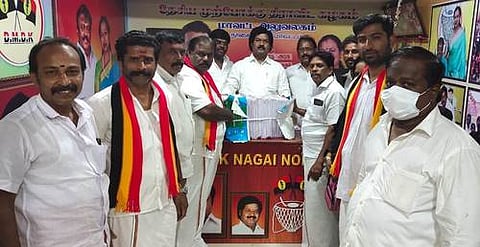 தேமுதிக நிா்வாகிகளுக்கு உறுப்பினா் சோ்க்கை படிவத்தை வழங்குகிறாா் மாவட்டச் செயலாளா் எஸ்.ஆா்.ஜலபதி.