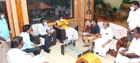 கலந்துரையாடல் கூட்டத்தில் பங்கேற்ற தமிழக அரசின் தில்லி சிறப்புப் பிரதிநிதி என். தளவாய்சுந்தரம். உடன், மாவட்ட ஆட்சியா் மா.அரவிந்த் உள்ளிட்டோா்.