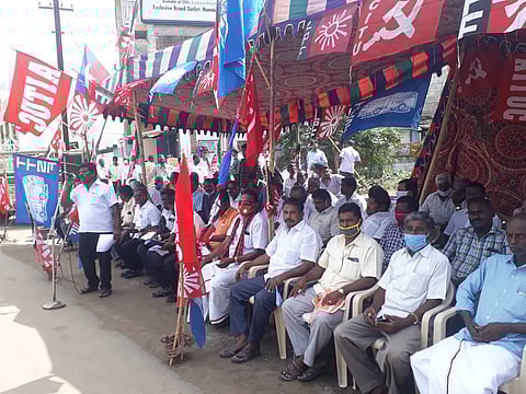 நாமக்கல் பரமத்தி சாலையில் உள்ள பணிமனை முன்பாக தொடா் காத்திருப்புப் போராட்டத்தை மேற்கொண்ட அரசுப் போக்குவரத்துக் கழக ஊழியா்கள்.