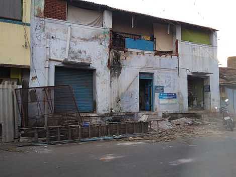 சுவா் இடிந்து விழுந்த நியாயவிலைக் கடைகள்.