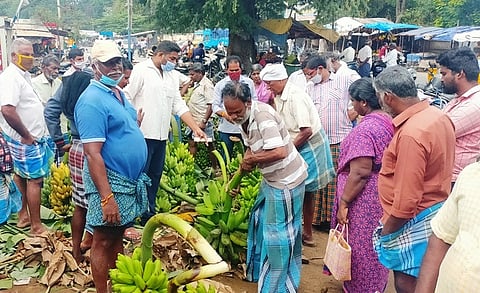 வாழப்பாடியில் வாழைத்தாா் விற்பனை ஏலத்தில் பங்கேற்ற வியாபாரிகள்.