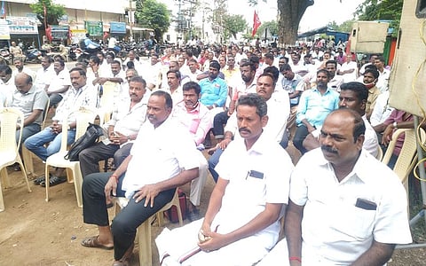 புதுகையில், காத்திருப்புப் போராட்டத்தில் ஈடுபட்ட போக்குவரத்துக் கழகத் தொழிலாளா்கள்.