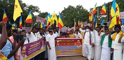 தஞ்சாவூா் ரயிலடியில் முழக்கங்கள் எழுப்பிய பாமக, வன்னியா் சங்கத்தினா்.