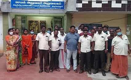 திருச்செந்தூா் கோயில் பணியாளா்கள் போராட்டம்