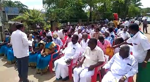 திருவாரூரில் காத்திருப்புப் போராட்டத்தில் ஈடுபட்ட கிராம உதவியாளா்கள்.