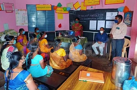 வாழப்பாடி அண்ணாநகர் காலனியில் நடைபெற்ற பள்ளி மேலாண்மை குழு கூட்டம்.