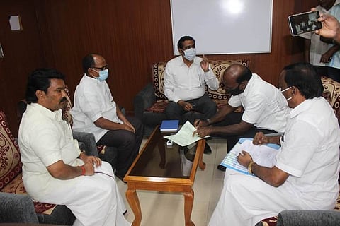 திருவள்ளூா் மாவட்ட ஆட்சியா் பா.பொன்னையாவிடம் மனு அளித்த சைதை தொகுதி சட்டப்பேரவை உறுப்பினா் மா.சுப்பிரமணியன்.