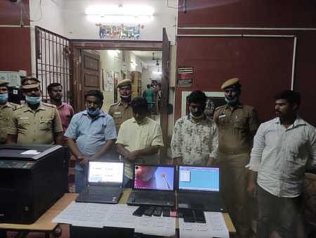 கைதான வெங்கடேசன், யோவான், சடகோபன் ஆகியோருடன் போலீஸாா்.