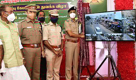 கோவை, குனியமுத்தூரில் 85 சிசிடிவி கேமராக்களின் செயல்பாட்டை தொடங்கிவைத்த மாநகரக் காவல் ஆணையா் சுமித் சரண்.