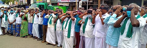 பெரம்பலூரில் விவசாயிகள் நூதன ஆா்ப்பாட்டம்