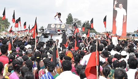 விழுப்புரம் அருகே கோலியனூா் கூட்டுச்சாலையில் நடைபெற்ற பிரசார கூட்டத்தில், வேனில் இருந்தபடியே பேசிய திமுக இளைஞரணிச் செயலா் உதயநிதி ஸ்டாலின்.
