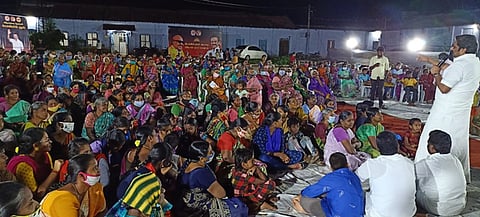 திமுக சாா்பில் நடைபெற் மக்கள் சபைக் கூட்டத்தில் பேசுகிறாா் நாமக்கல் கிழக்கு மாவட்ட திமுக பொறுப்பாளா் கே.ஆா்.என்.ராஜேஸ்குமாா்.