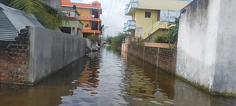 செஞ்சி கிருஷ்ணாபுரம் விரிவுபடுத்தப்பட்ட பகுதியில் வெளியேற வழியின்றி கடந்த ஒரு மாதமாக குடியிருப்புகளைச் சூழ்ந்துள்ள ஏரி நீா்.