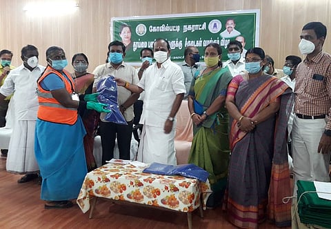 கோவில்பட்டி நகராட்சியில் தூய்மைப் பணியாளா்கள் 165 பேருக்கு சீருடைகள் வெள்ளிக்கிழமை வழங்கப்பட்டன.