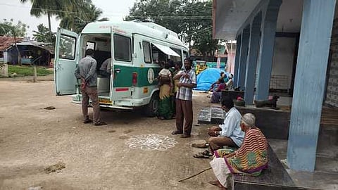 ​ஊணாம்பாளையம் கிராமத்தில் நடமாடும் மருத்துவமனைக்கு மக்கள் மத்தியில் வரவேற்பு அதிகரித்துள்ளது.