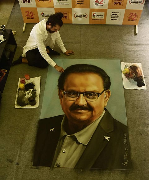 ஹைதராபாத்தில் ரங்கோலி கலைஞரான பிரமோத் சாஹுவால் பல வண்ணங்களைக் கொண்டு, மறைந்த பிரபல பின்னணி பாடகர் எஸ்.பி.பாலசுப்பிரமணியம், உருவத்தை ஓவியமாகத் தீட்டியுள்ளனர்.