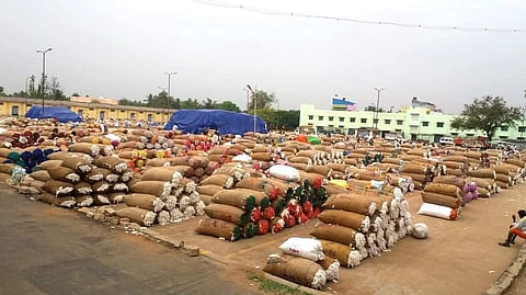 கொங்கணாபுரம் கூட்டுறவு ஏலமையத்தில் சனிக்கிழமை அன்று விற்பனைக்கு வந்த பருத்தி மூட்டைகள்
