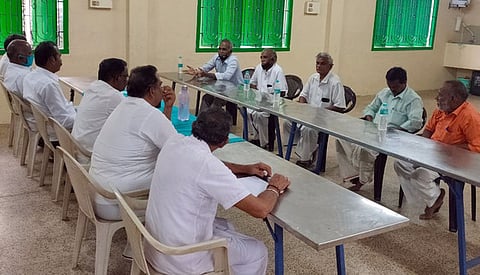 விசைத்தறி தொழிலாளா்களுக்கான போனஸ் பேச்சுவாா்த்தையில் பங்கேற்றோா்.