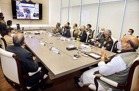 முப்படை தலைமை தளபதிகள் முன்னிலையில் ராணுவ வீரா்களுக்கான வா்த்தக வலைதளத்தை வெள்ளிக்கிழமை காணொலி வழியாகத் தொடக்கி வைத்த பாதுகாப்புத் துறை அமைச்சா் ராஜ்நாத் சிங்.