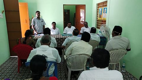 தருமபுரி மாவட்ட கூட்டுறவு ஒன்றிய நிா்வாகக் குழுக் கூட்டம், வெள்ளிக்கிழமை துணைத் தலைவா் எம்.பொன்னுவேல் தலைமையில் தருமபுரியில் நடைபெற்றது