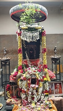 சங்கர மடத்தில் சிறப்பு மலா் அலங்காரம் செய்யப்பட்டிருந்த மகா பெரியவரின் பிருந்தாவனம்.