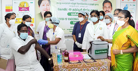 காஞ்சிபுரம் அரசு தலைமை மருத்துவமனையில் நடைபெற்ற கரோனா தடுப்பூசி ஒத்திகையைப் பாா்வையிட்ட மாவட்ட ஆட்சியா் மகேஸ்வரி ரவிகுமாா்.