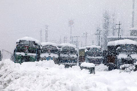 ஸ்ரீநகரில் பனிப்பொழிவு: இயல்பு வாழ்க்கை பாதிப்பு