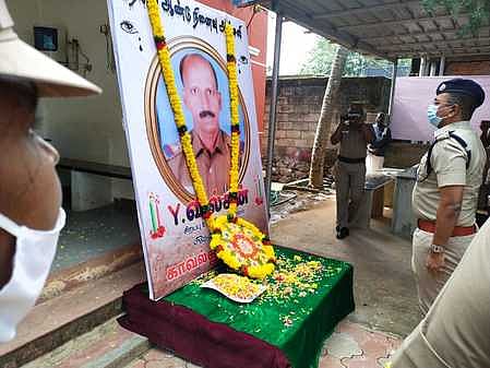 பயங்கரவாதிகளால் சுட்டுக் கொல்லப்பட்ட எஸ்எஸ்ஐ வில்சன் படத்துக்கு மரியாதை செலுத்தும் மாவட்ட எஸ்.பி. பத்ரி நாராயணன்.