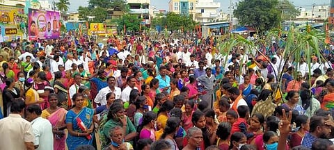 புதுக்கோட்டை திலகா் திடலில் நடைபெற்ற பொங்கல் விழாவில் பங்கேற்ற பாஜக மாநில செய்தித் தொடா்பாளா் நடிகை குஷ்பு. விழாவில் பங்கேற்ற பெண்கள்.