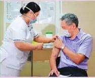 சிங்கப்பூா்: பிரதமருக்கு கரோனா தடுப்பூசி