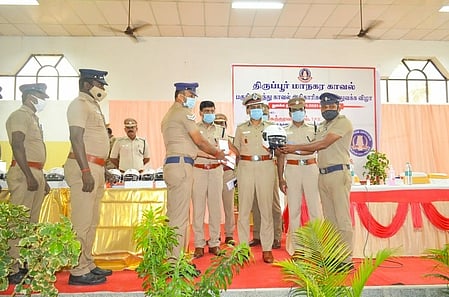 நிகழ்ச்சியில்  பகுதி  ரோந்து  காவல்  அதிகாரிகளுக்கு  செல்லிடப்பேசி, தலைக்கவசம்  ஆகியவற்றை  வழங்குகிறாா்  காவல்  ஆணையா்  ஜி.காா்த்திகேயன்.