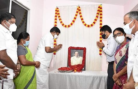 காங்கயத்தில் சிவாஜி கணேசனின் உருவப்படத்திற்கு மாலை அணிவித்து மரியாதை செலுத்தும் அமைச்சர்கள் மு.பெ.சாமிநாதன், என்.கயல்விழி உள்ளிட்டோர்.