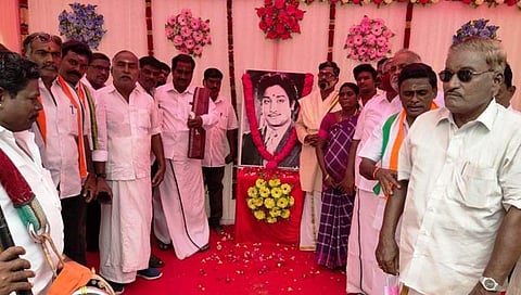 மயிலாடுதுறையில் சிவாஜிகணேசனின் உருவப்படத்துக்கு மாலை அணிவித்து மரியாதை செலுத்திய சிவாஜி மன்றம் மற்றும் காங்கிரஸ் கட்சி நிர்வாகிகள்.