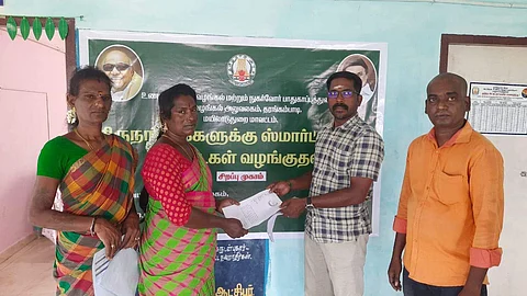 தரங்கம்பாடி வட்டத்திற்கு உள்பட்ட 2 திருநங்கைகளுக்கு ஸ்மார்ட் குடும்ப அட்டைகளை வட்ட வழங்கல் அலுவலர் பாபு வழங்கினார்.