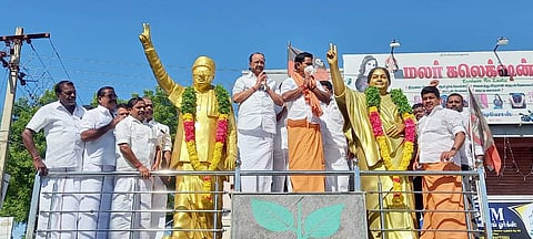 மன்னார்குடியில் எம்ஜிஆர் , ஜெயலலிதா சிலைக்கு மாலை அணிவிக்கும் அதிமுக மாநில அமைப்புச் செயலராக நியமிக்கப்பட்டுள்ள மன்னார்குடி சிவா. ராஜமாணிக்கம்