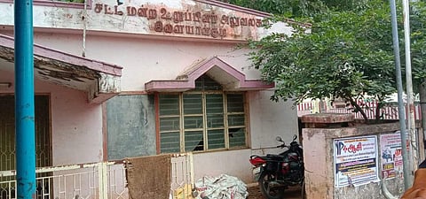 சிவகங்கை தேவஸ்தான நிர்வாகத்திற்கு சொந்தமான இடத்தில் கட்டப்பட்டதாக கூறப்படும் மூடிக்கிடக்கும் இளையான்குடி சட்டப்பேரவைத் தொகுதி உறுப்பினர் அலுவலக கட்டடம்